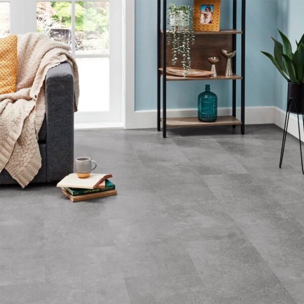 22d440aba0224f1b8decc65241ce229c.jpg Piso Vinílico SPC Click Gris Acero SP021 5mm con manta