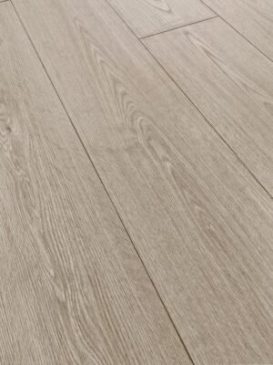 2f957b4f081042a2a3adb37e797e49ed.jpg Piso Flotante Melamínico Roble Matterhorn D3729 AC5 12mm