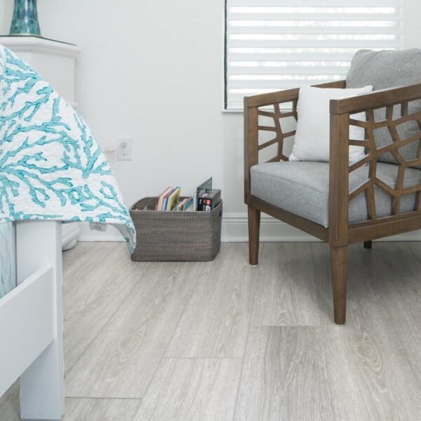 5c65d24e025748fabd81fa963a62561d.jpg Piso Vinílico SPC Click Roble Varenna SP015 5mm con manta