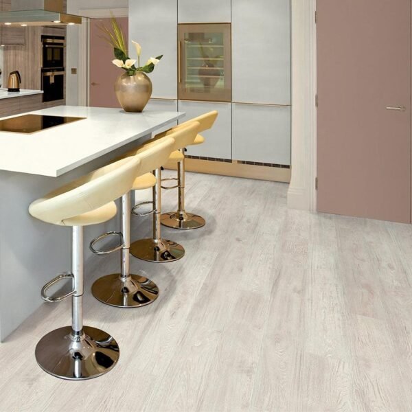 6b4e81e0833146ffbb43a0306bb360b4.jpg Piso Flotante Melamínico Roble Isabelline D4191 AC4 8mm