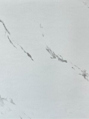 7320e6999cf147d3bd79160a0e2307fc.jpg Piso Vinílico Autoadhesivo White Carrara Matt 1,5mm