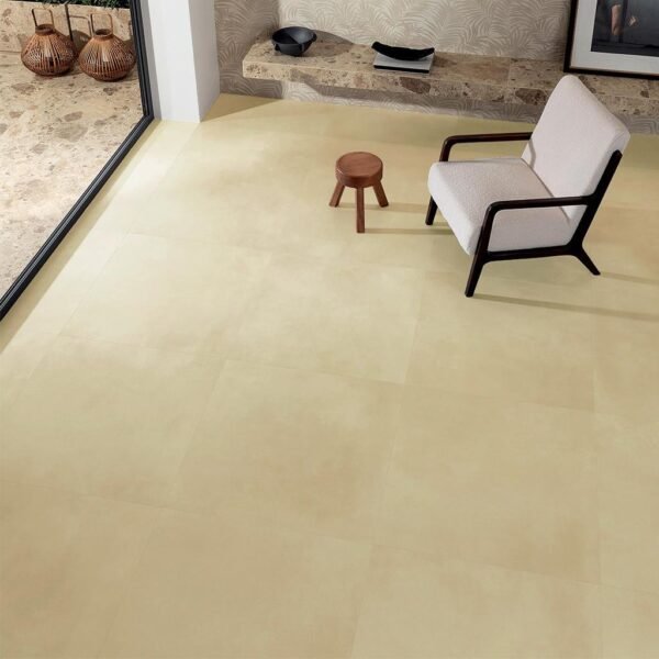 8b81fbf2c1be457bb84ab8d37fee409a.jpg Piso Vinílico Autoadhesivo Ceramic Beige Matt 1,5mm